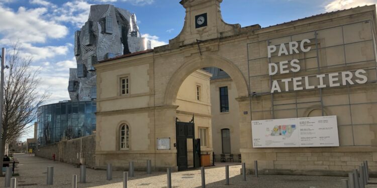 L'entrée du Parc des ateliers de la Fondation Luma à Arles (Crédit Gomet'/JFE)