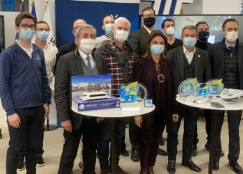 Martine Vassal et Jena-Luc Chauvin (à sa droite) entourés par les start-up du territoire récompensées au CES de Las Vegas (Crédit DR)