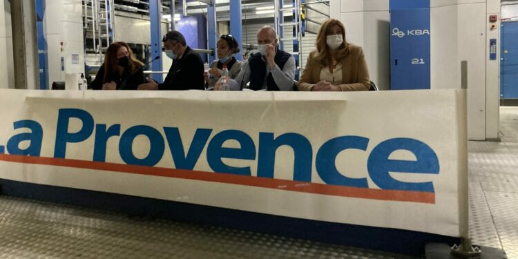 Les représentants des salariés de La Provence et leur nouvelle avocate Elise Brand (tout à droite) réunis à la conférence de presse du 26 janvier (Crédit RM)