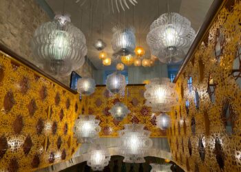 Des vagues de lustres partout dans L'Arlatan. (Crédit Gomet'/JFE)