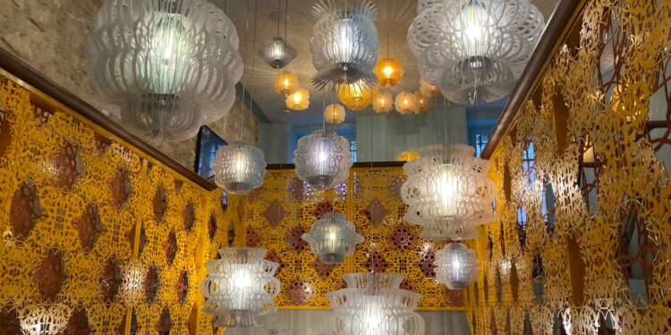 Des vagues de lustres partout dans L'Arlatan. (Crédit Gomet'/JFE)