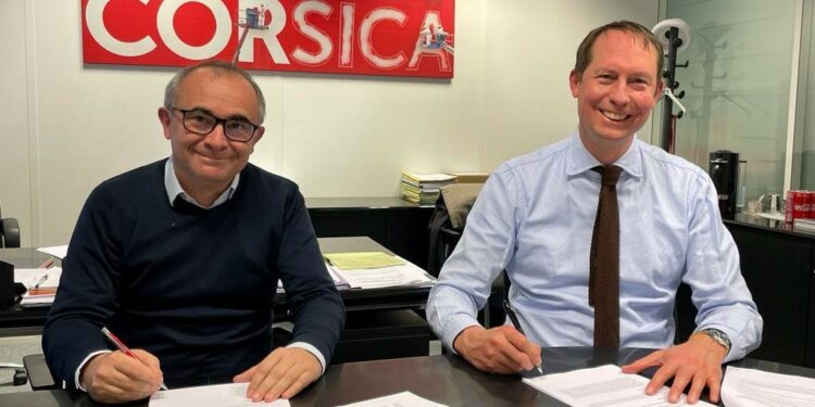 Le directeur de Corsica Linea, Pierre-Antoine Villanova, a signé l'accord avec Niels den Nijs, le directeur de Titan LNG (Crédit DR)