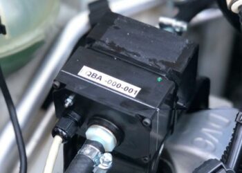 Le capteur de SP3H se connecte au moteur de tous types de véhicules pour analyser la composition du carburant (Crédit SP3H)