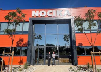 Michel Athenour (à droite) avec le député local Jean-Michel Zulesi devant le nouveau siège de Nocika à Salon-de-Provence (Crédit DR)