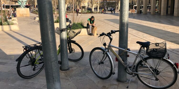 Place de l'office de tourisme à Aix, à deux pas de la Rotonde (Crédit Gomet')