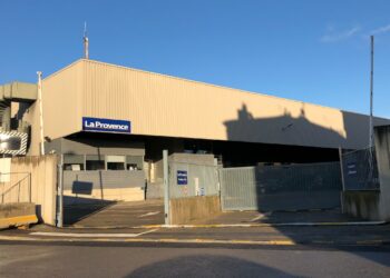 L'entrée de La Provence côté parking et local industriel 248 Avenue Roger Salengro dans le 15e arrondissement de Marseille (Crédit Gomet').