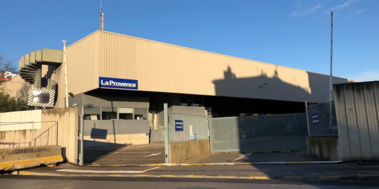 L'entrée de La Provence côté parking et local industriel 248 Avenue Roger Salengro dans le 15e arrondissement de Marseille (Crédit Gomet').