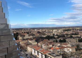 La petite Rome de Gaulle, Arles, sous le regard de la Tour de Frank Gehry (Crédit Gomet')
