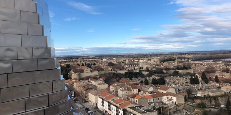La petite Rome de Gaulle, Arles, sous le regard de la Tour de Frank Gehry (Crédit Gomet')