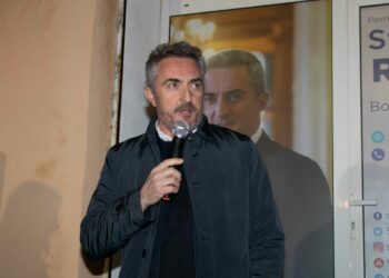 Stéphane Ravier annonce son départ du RN devant sa permanence le 10 février (Crédit twitter Stéphane Ravier)