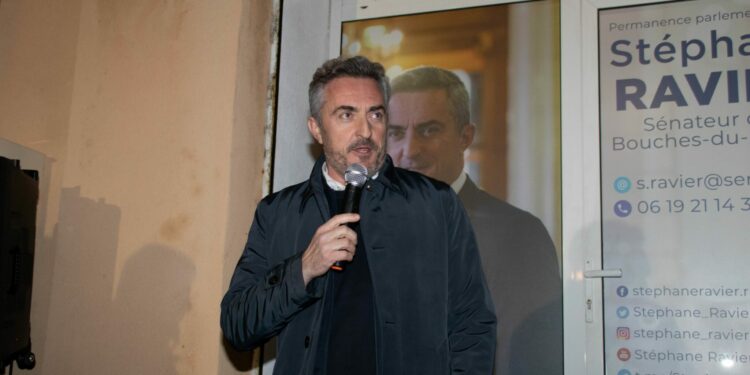 Stéphane Ravier annonce son départ du RN devant sa permanence le 10 février (Crédit twitter Stéphane Ravier)