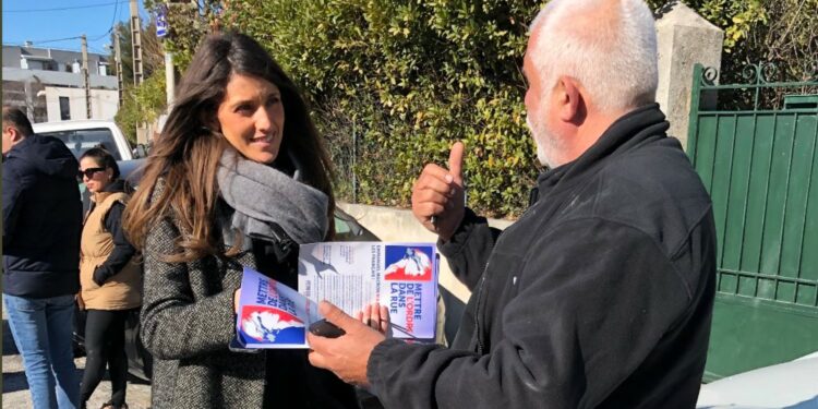 Sarah Boualem actuellement en campagne pour Valérie Pécresse dont elle co-préside le comité de national soutien (Crédit @Boualemsarah)