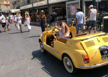 [Série] Un casting pour des scènes de la série Brigitte Bardot à Saint-Tropez