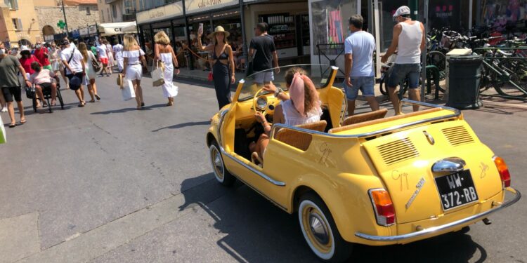 [Série] Un casting pour des scènes de la série Brigitte Bardot à Saint-Tropez