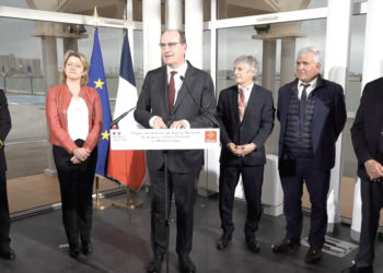 Jean Castex avec la ministre de la Transition écologique Barbara Pompili (à sa gauche) pour le lancement des fermes éoliennes flottantes à Port-la-Nouvelle le 14 mars (Crédit DR)