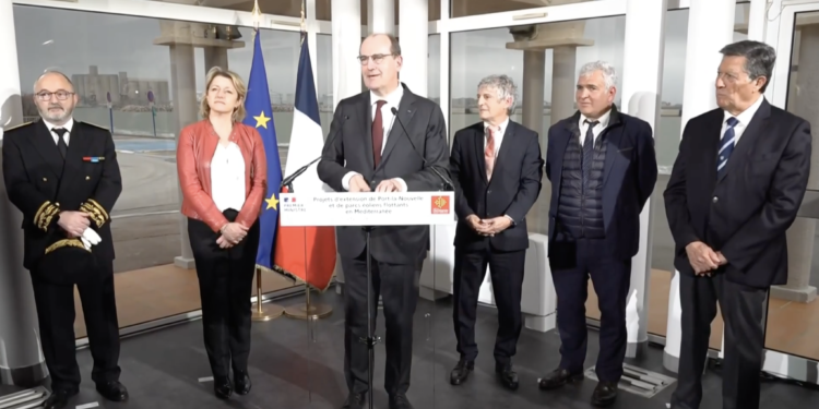 Jean Castex avec la ministre de la Transition écologique Barbara Pompili (à sa gauche) pour le lancement des fermes éoliennes flottantes à Port-la-Nouvelle le 14 mars (Crédit DR)
