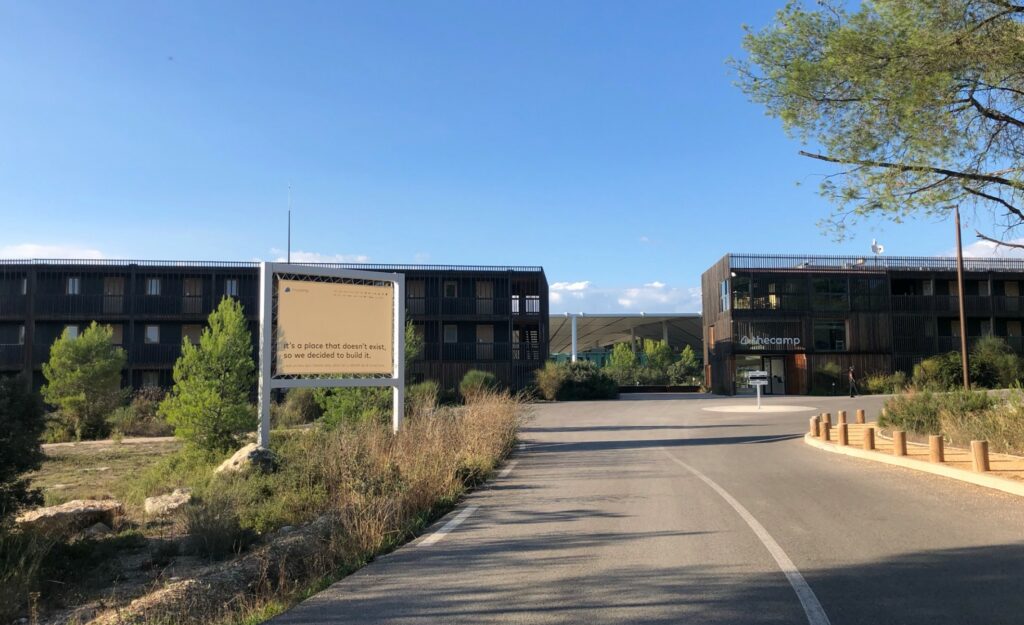 L'entrée du campus thecamp (Crédit Gomet'/JFE)