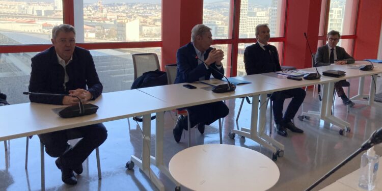 De gauche à droite : Gérard Gazay, maire d'Aubagne et représentant de la Métropole chez Provence Promotion, Bernard Deflesselles, Jean-Luc Chauvin et Philippe Stefanini ont présenté le bilan 2021 de l'agence d'attractivité à la tour La Marseillaise le vendredi 4 mars (Crédit RM)