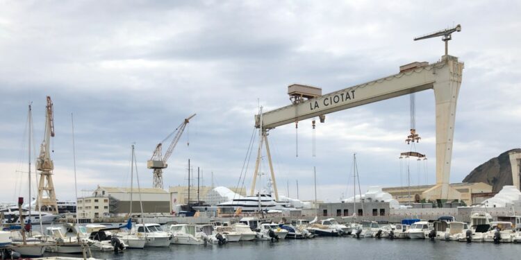 Le site de La Ciotat Shipyards vu du Port-Vieux de La Ciotat (Crédit Gomet')