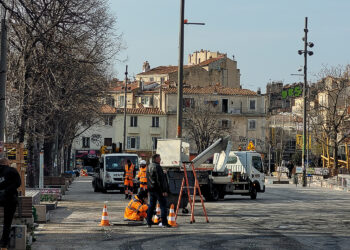 Les agents sur la place Jean Jaurès au lendemain du carnaval pour réparer les dégâts de la veille (Crédit DR)