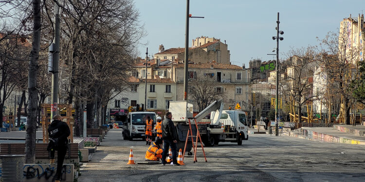 Les agents sur la place Jean Jaurès au lendemain du carnaval pour réparer les dégâts de la veille (Crédit DR)