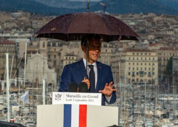 Emmanuel Macron le 2 septembre 2021 au Pharo à Marseille sous une averse (Crédit JY Delattre/Gomet')