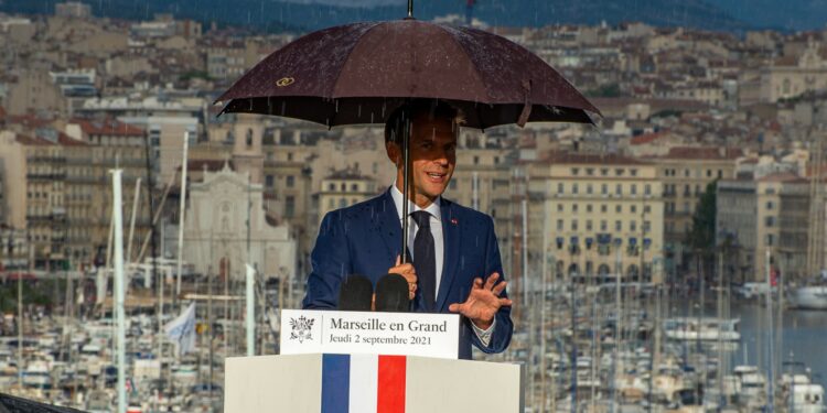 Emmanuel Macron le 2 septembre 2021 au Pharo à Marseille sous une averse (Crédit JY Delattre/Gomet')