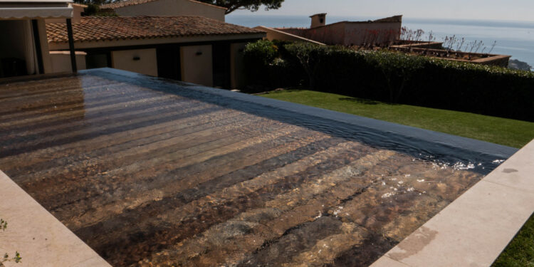 Le fond mobile de Wi-Pool sert de protection pour les piscines (Crédit DR)