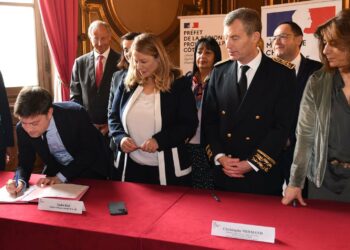 Le maire Benoît Payan en train de signer le protocole d'accord à côté de Nadia Hai, le préfet de Région Christophe Mirmand et Martine Vassal (Crédit Twitter Benoît Payan)