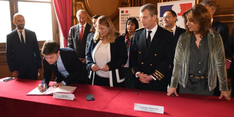 Le maire Benoît Payan en train de signer le protocole d'accord à côté de Nadia Hai, le préfet de Région Christophe Mirmand et Martine Vassal (Crédit Twitter Benoît Payan)