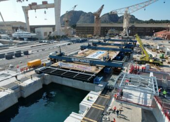 La nouvelle plateforme avec l'ascenseur de 4000 tonnes a été arrimée sur le site le 8 mars 2022 (Crédit La Ciotat Shipyards)