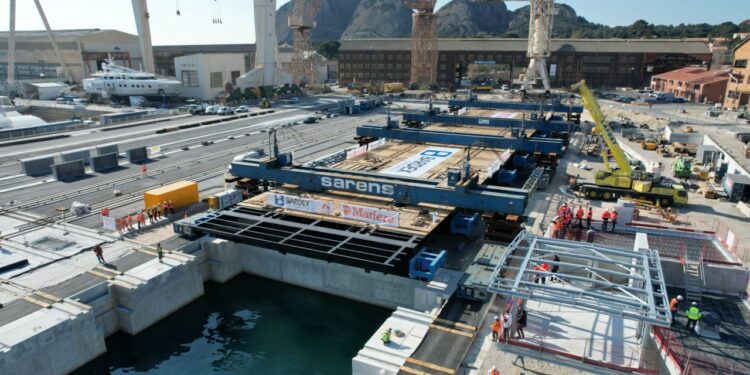 La nouvelle plateforme avec l'ascenseur de 4000 tonnes a été arrimée sur le site le 8 mars 2022 (Crédit La Ciotat Shipyards)