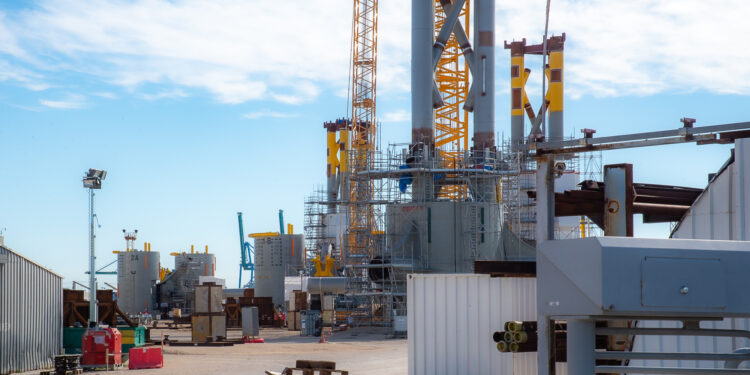 Site Eiffage de construction des éoliennes offshore sur le port de Fos-sur-Mer (Crédit Gomet'/JYD)