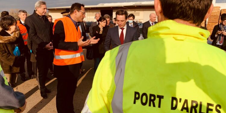 Jean-Baptiste Djebbari en visite à Arles mardi 1er mars 2022 (crédit @CarolisPatrick).