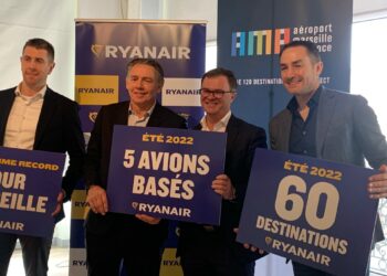 mmet Ward, responsable du développement des lignes de Ryanair, Maxime Tissot, directeur général de l’Office Métropolitain de Tourisme de Marseille, Julien Boullay, directeur commercial et marketing de l’Aéroport Marseille Provence, Jason McGuinness, directeur commercial de Ryanair (Crédit AMP).