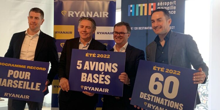 mmet Ward, responsable du développement des lignes de Ryanair, Maxime Tissot, directeur général de l’Office Métropolitain de Tourisme de Marseille, Julien Boullay, directeur commercial et marketing de l’Aéroport Marseille Provence, Jason McGuinness, directeur commercial de Ryanair (Crédit AMP).