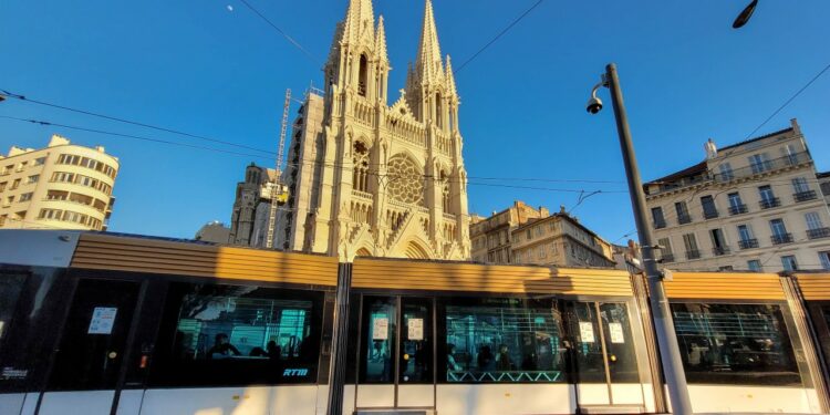 Une vidéo caméra devant les Réformés (Crédit archives Gomet')