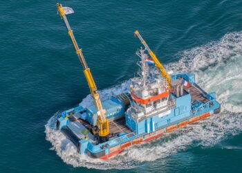 Un bateau Jifmar spécialisé dans les services maritimes (Crédit DR)