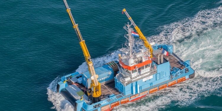 Un bateau Jifmar spécialisé dans les services maritimes (Crédit DR)