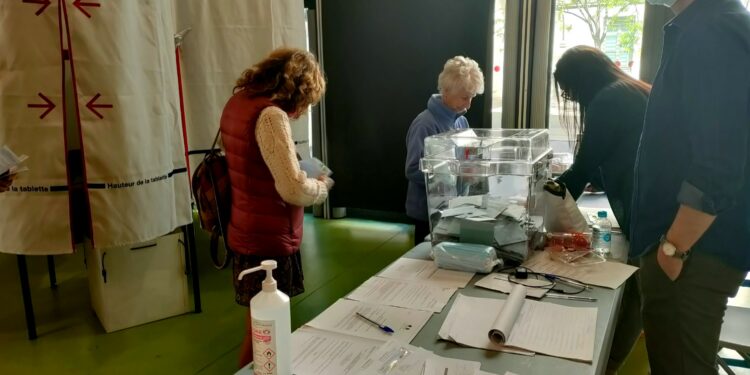Dans un bureau de vote à Marseille au premier tour de l'élection présidentielle 2022 (Crédit JRG/Gomet')