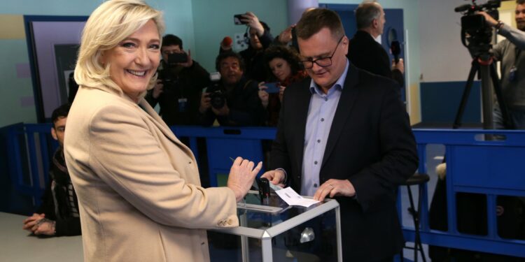 Marine Le Pen (RN) a voté à Hénon-Beaumont dimanche 10 avril 2022 (crédit : MLP Twitter)