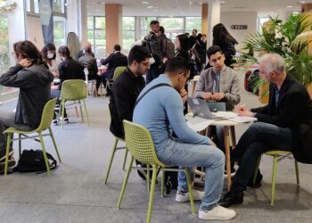 Les étudiants de l'école d'ingénieurs Polytech Marseille coachés par des experts du recrutement au Parc Chanot (crédit : Rémi Liogier)