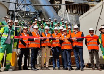 LafargeHolcim a inauguré vendredi 29 avril un filtre à manche flambant neuf (crédit : Rémi Liogier)