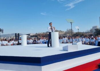 Emmanuel Macron sur la scène de son meeting de Marseille au Pharo à Marseille (Crédit @jpserrus)