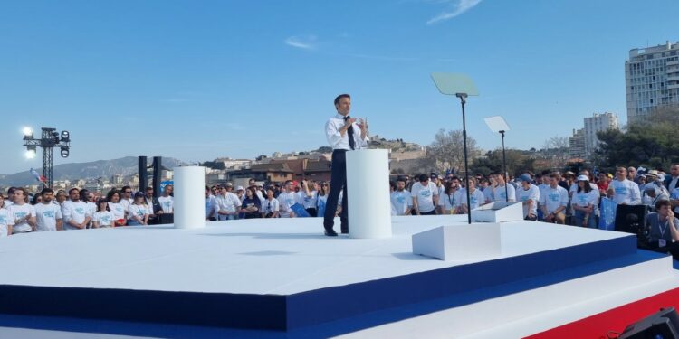 Emmanuel Macron sur la scène de son meeting de Marseille au Pharo à Marseille (Crédit @jpserrus)