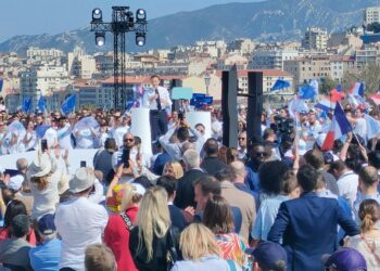Emmanuel Macron sur la scène du Pharo (Gomet'/JRG)