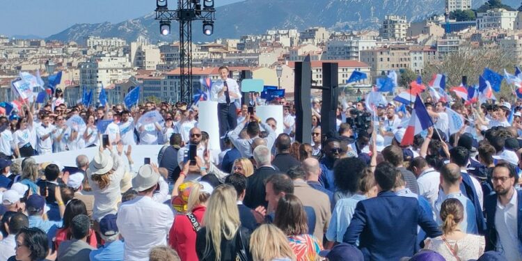 Emmanuel Macron sur la scène du Pharo (Gomet'/JRG)