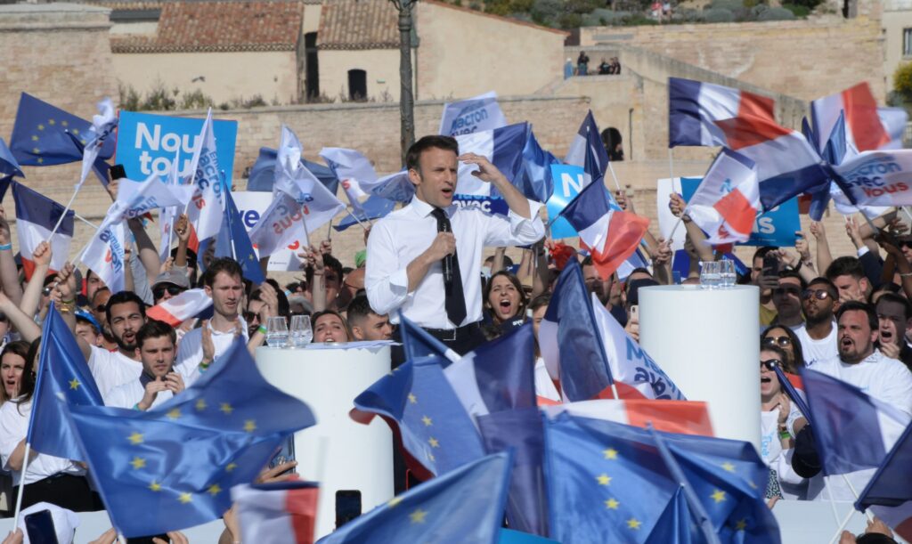 Emmanuel Macron entouré par ses supporteurs au Pharo à Marseille (Crédit Gomet'/JYD).