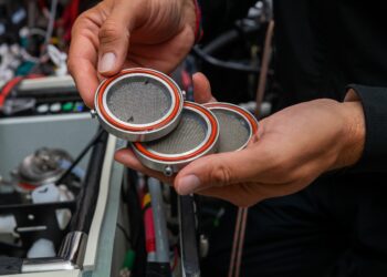 Les eaux de surface de l’océan Atlantique sont deux fois plus polluées par les fibres de cellulose que par les microplastiques (crédit : Fabrice Amedeo)