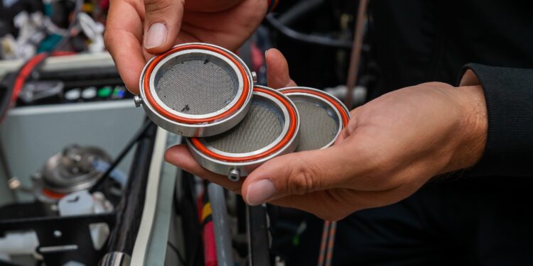 Les eaux de surface de l’océan Atlantique sont deux fois plus polluées par les fibres de cellulose que par les microplastiques (crédit : Fabrice Amedeo)